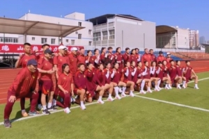 中国女足全队祝福国足：中国男足的将士们，今晚比赛加油！